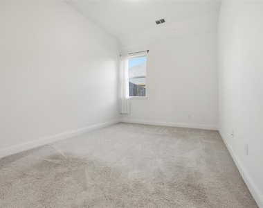 208 Sequoia Drive - Photo Thumbnail 13