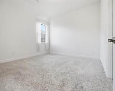 208 Sequoia Drive - Photo Thumbnail 32