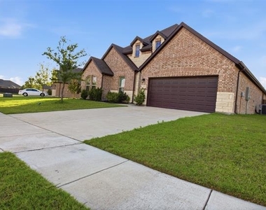 208 Sequoia Drive - Photo Thumbnail 3