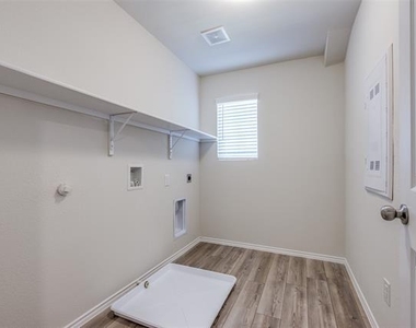 877 Table Rock Street - Photo Thumbnail 15
