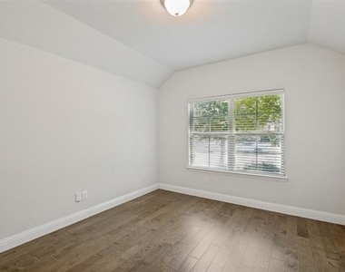 4541 Conrad Avenue - Photo Thumbnail 3