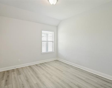 4541 Conrad Avenue - Photo Thumbnail 21