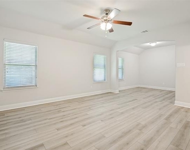 4541 Conrad Avenue - Photo Thumbnail 15