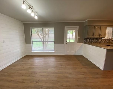 307 Wildwood Lane - Photo Thumbnail 6