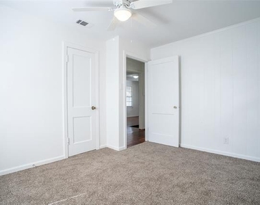 3323 W Clarendon Drive - Photo Thumbnail 16
