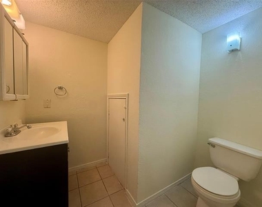 2057 W Walnut Street - Photo Thumbnail 8