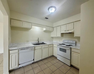 2057 W Walnut Street - Photo Thumbnail 4