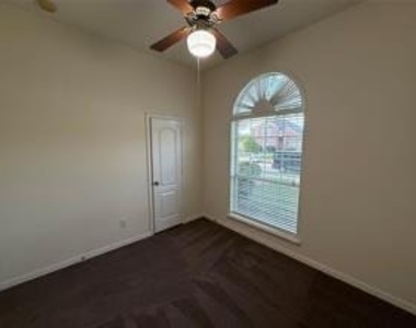 123 Hillcrest Drive - Photo Thumbnail 8