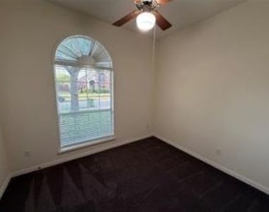 123 Hillcrest Drive - Photo Thumbnail 7