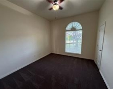 123 Hillcrest Drive - Photo Thumbnail 9