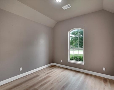 437 Whispering Willow Drive - Photo Thumbnail 16