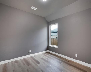 437 Whispering Willow Drive - Photo Thumbnail 18
