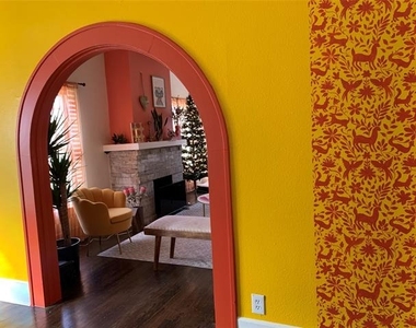 202 E 5th Street - Photo Thumbnail 4