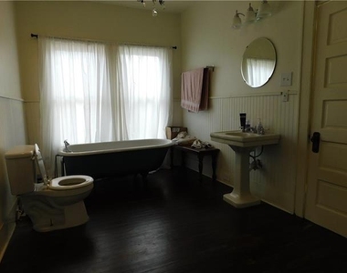202 E 5th Street - Photo Thumbnail 7