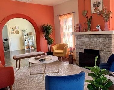 202 E 5th Street - Photo Thumbnail 3