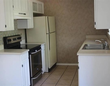 627 Cherry Lane - Photo Thumbnail 10