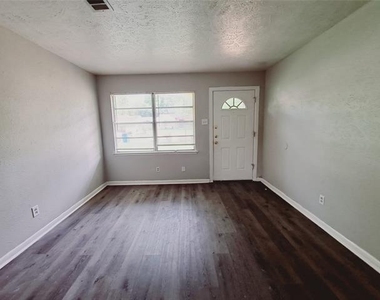 3831 Castle Hills Drive - Photo Thumbnail 1
