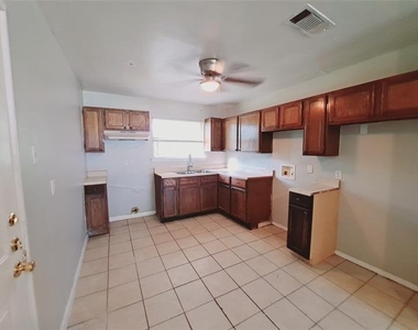 3831 Castle Hills Drive - Photo Thumbnail 5
