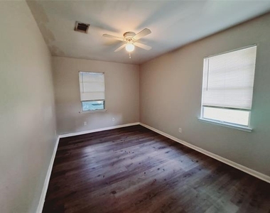 3831 Castle Hills Drive - Photo Thumbnail 6