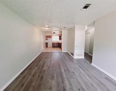 3831 Castle Hills Drive - Photo Thumbnail 2