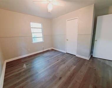3831 Castle Hills Drive - Photo Thumbnail 10