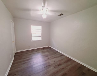 3831 Castle Hills Drive - Photo Thumbnail 12