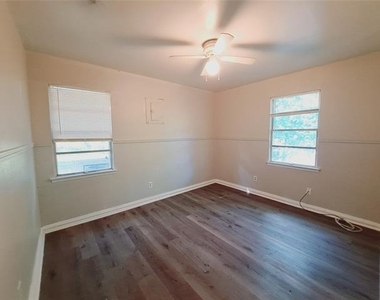 3831 Castle Hills Drive - Photo Thumbnail 9