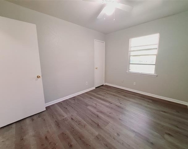 3831 Castle Hills Drive - Photo Thumbnail 13