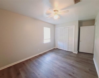 3831 Castle Hills Drive - Photo Thumbnail 7