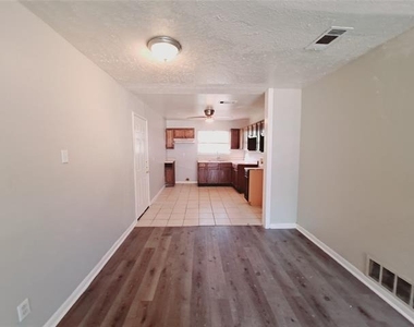 3831 Castle Hills Drive - Photo Thumbnail 4
