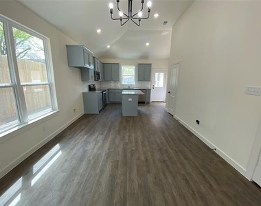 610 E Texas Street - Photo Thumbnail 4