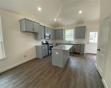 610 E Texas Street - Photo Thumbnail 3