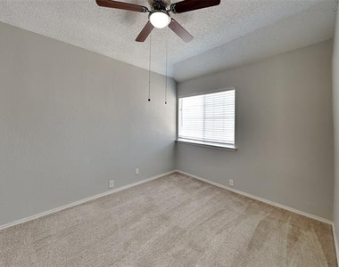 6916 Chateau Drive - Photo Thumbnail 12