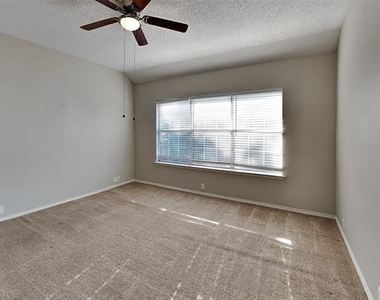6916 Chateau Drive - Photo Thumbnail 7