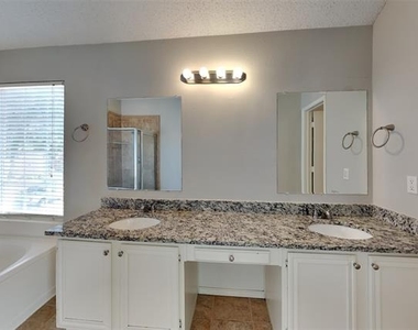 6916 Chateau Drive - Photo Thumbnail 8
