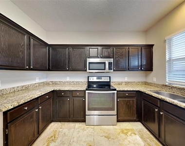 6916 Chateau Drive - Photo Thumbnail 3
