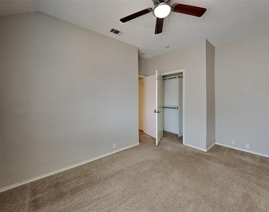 6916 Chateau Drive - Photo Thumbnail 11
