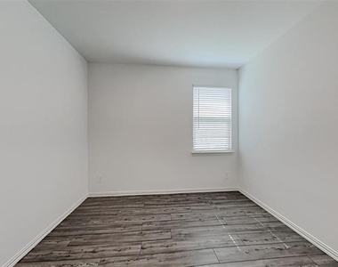 629 Fitzroy Lane - Photo Thumbnail 11