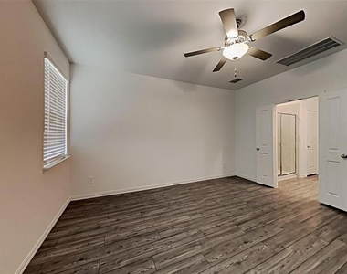 629 Fitzroy Lane - Photo Thumbnail 6