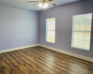 109 Lois Street - Photo Thumbnail 8