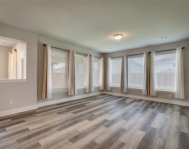 1817 Arbor Drive - Photo Thumbnail 7