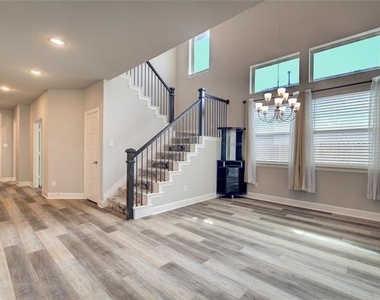 1817 Arbor Drive - Photo Thumbnail 5