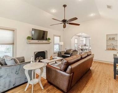 915 Stewart - Photo Thumbnail 6