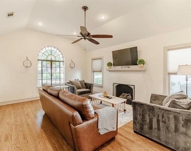 915 Stewart - Photo Thumbnail 5