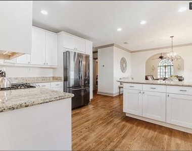 915 Stewart - Photo Thumbnail 10
