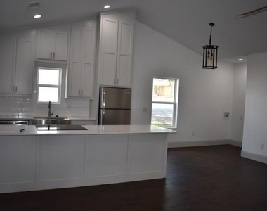 1216 W Nelson Street - Photo Thumbnail 4