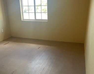 1165 E 10th Street - Photo Thumbnail 9