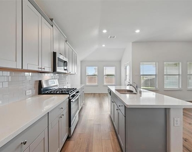 837 Amberwood Court - Photo Thumbnail 9