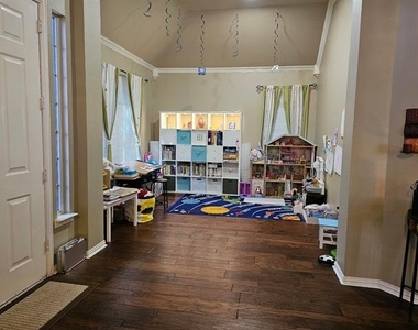 3300 Glenmoor Drive - Photo Thumbnail 10