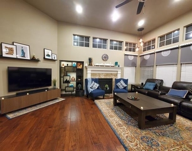 3300 Glenmoor Drive - Photo Thumbnail 2